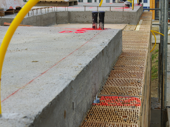 Betondecke und monolithische Mauer